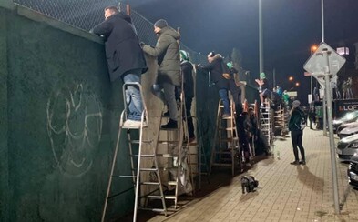 Neodradil ich ani zatvorený štadión: Fanúšikovia futbalu sledovali zápas spoza plota Neodradil ich ani zatvorený štadión: Fanúšikovia futbalu sledovali zápas spoza plota
