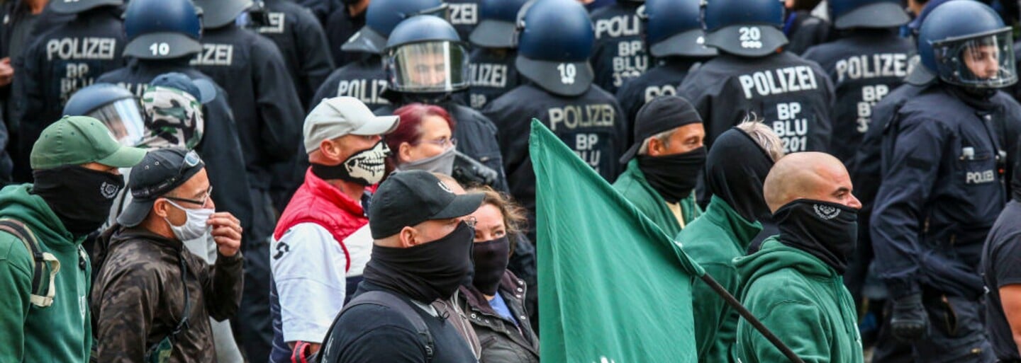 Neonacisti a teroristi na Tiktoku: Prečo im prechádzajú hákové kríže a propagácia zbraní?