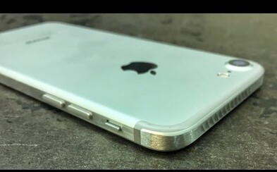 Nepáči sa ti zaoblený a klzký dizajn iPhonu 7? Pomocou priemyselnej píly a brúsky si ho chlapík rýchlo pozmenil Nepáči sa ti zaoblený a klzký dizajn iPhonu 7? Pomocou priemyselnej píly a brúsky si ho chlapík rýchlo pozmenil