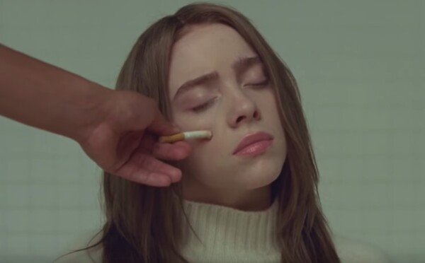 Nepotrebuje antidepresíva, aby sa cítila dobre, stačí jej Coca-cola. Billie Eilish si necháva zahasiť cigarety na tvári