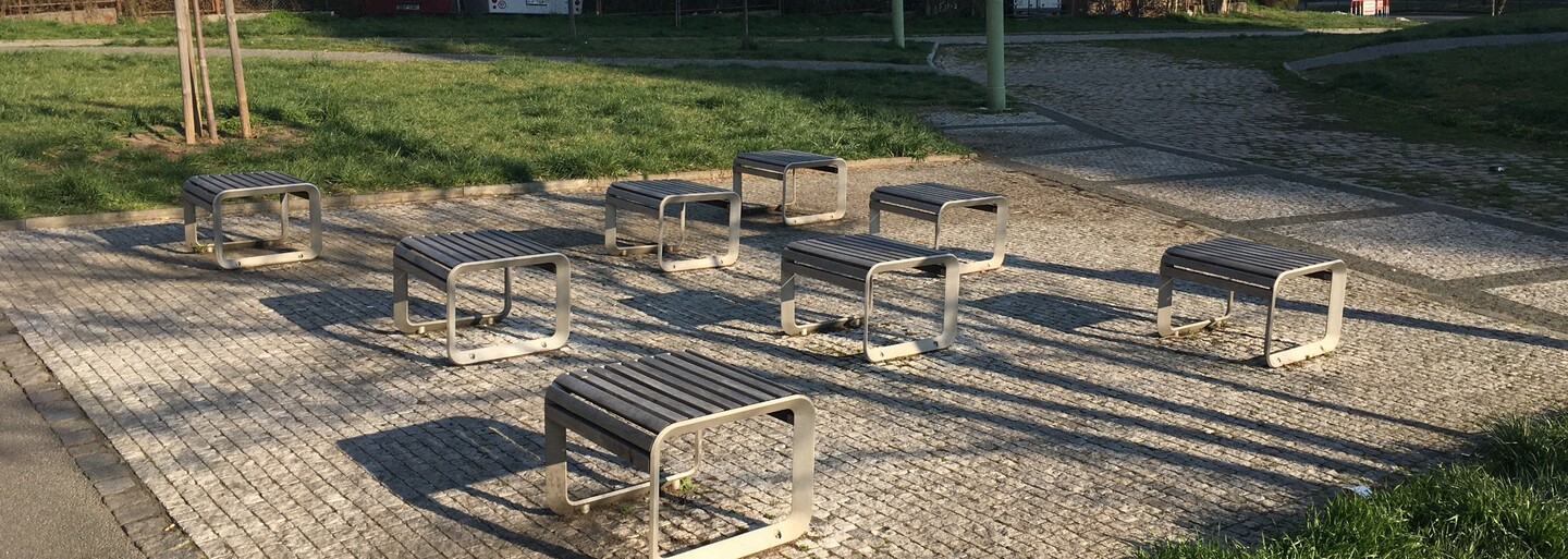 Nepřátelská architektura necílí jen na bezdomovce v Praze. Nutí utrácet i tebe
