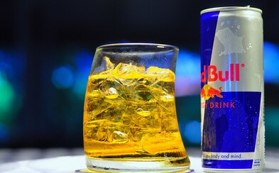 Nepredali mu energetický nápoj, tak sa opil a išiel podpáliť celý klub. Na incident si nespomína, tvrdil jeho advokát Nepredali mu energetický nápoj, tak sa opil a išiel podpáliť celý klub. Na incident si nespomína, tvrdil jeho advokát
