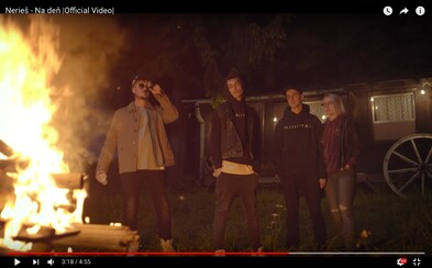 Nerieš sa pripomínajú novým videoklipom. Aspoň na deň by chceli žiť normálny život Nerieš sa pripomínajú novým videoklipom. Aspoň na deň by chceli žiť normálny život