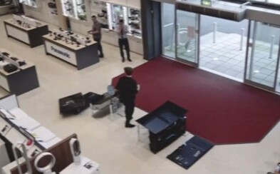Nešikovný chlapík vošiel do obchodu a nechtiac porozbíjal televízory za 5-tisíc eur. Zabolí ťa už len pohľad na jeho čin Nešikovný chlapík vošiel do obchodu a nechtiac porozbíjal televízory za 5-tisíc eur. Zabolí ťa už len pohľad na jeho čin