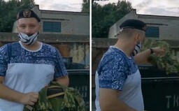 Neskutočne silné videá z Bieloruska. Vojaci a policajti pália či vyhadzujú uniformy, stavajú sa proti režimu