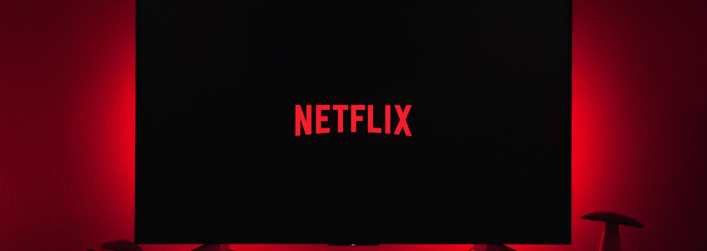 Netflix pozastavil nakrúcanie seriálu The Chosen One. Dvaja herci tragicky zahynuli pri autonehode