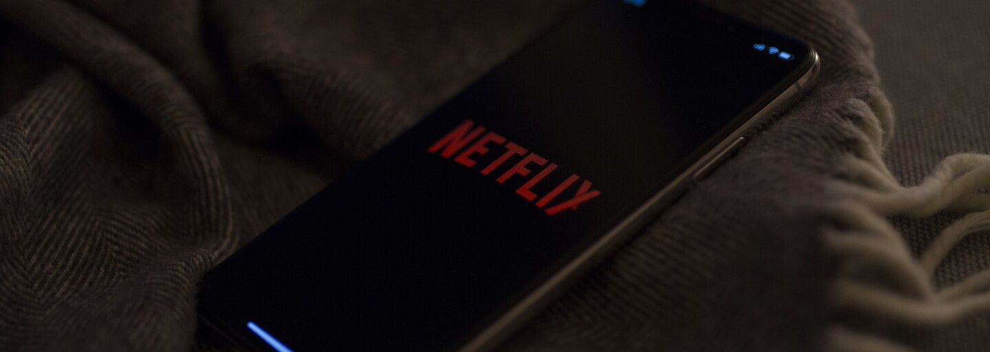 Netflix sa po vlne kritiky rozhodol obmedziť fajčiarske scény v seriáloch