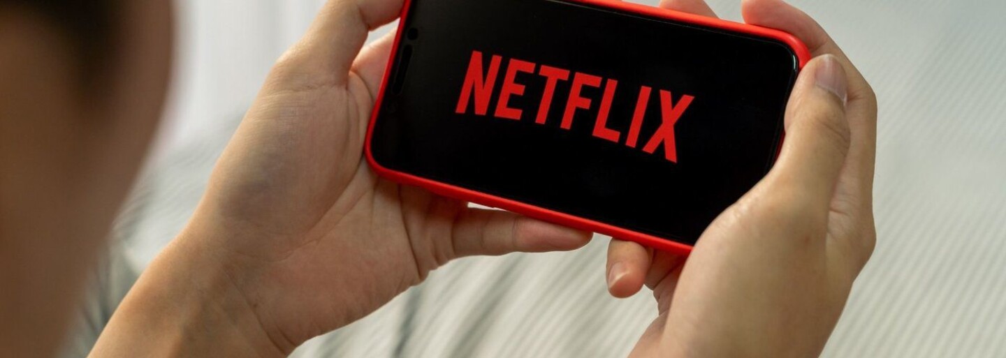 Netflix údajne ponúkne lacnejší paušál s reklamami už tento rok
