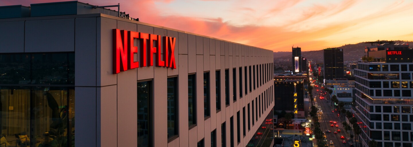 Netflix údajně už letos spustí levnější verze předplatného s reklamami, zasáhne i proti sdílení hesel