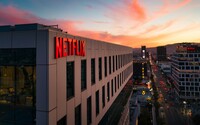 Netflix údajně už letos spustí levnější verze předplatného s reklamami, zasáhne i proti sdílení hesel