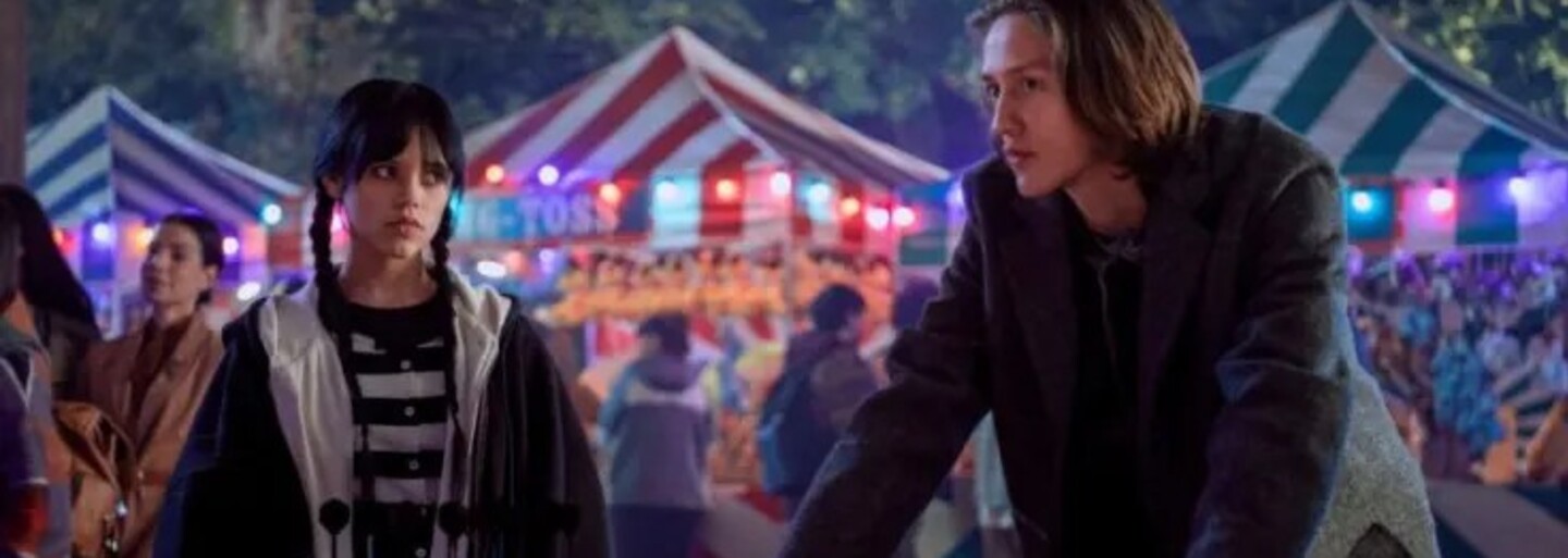 Netflix valcuje seriál Wednesday zo sveta rodiny Addamsovcov. Ťahá ho najmä fantastická Jenna Ortega ako Wednesday