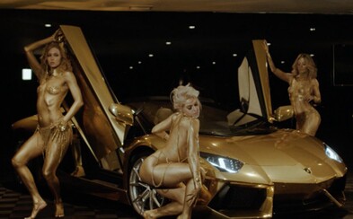 Neuveriteľné propagačné video, ktoré chce predať vilu za 100-miliónov dolárov. Pomáhajú mu v tom odvážne ženy aj hromada zlata na Lamborghini Neuveriteľné propagačné video, ktoré chce predať vilu za 100-miliónov dolárov. Pomáhajú mu v tom odvážne ženy aj hromada zlata na Lamborghini