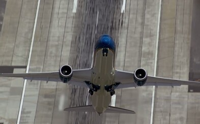 Neuvěřitelný, téměř vertikální vzlet Boeingu 787-9 Dreamliner zachycený na videu před pařížskou leteckou show Neuvěřitelný, téměř vertikální vzlet Boeingu 787-9 Dreamliner zachycený na videu před pařížskou leteckou show