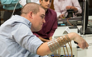 Nevedel hýbať prstami, dnes to vďaka čipu v hlave dokáže. Technológie mu zmenili život o 180 stupňov Nevedel hýbať prstami, dnes to vďaka čipu v hlave dokáže. Technológie mu zmenili život o 180 stupňov