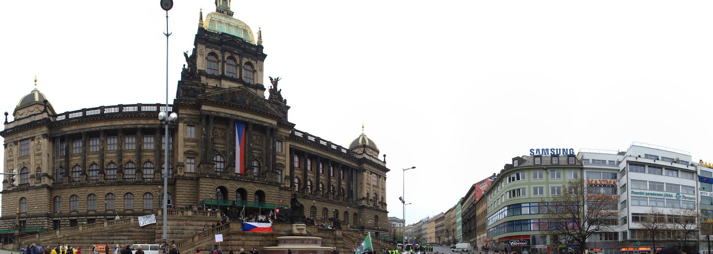 Nevzhledné rampy do soukromých garáží na Václavském náměstí nakonec nebudou. Soud dal památkářům za pravdu a pozastavil revitalizaci