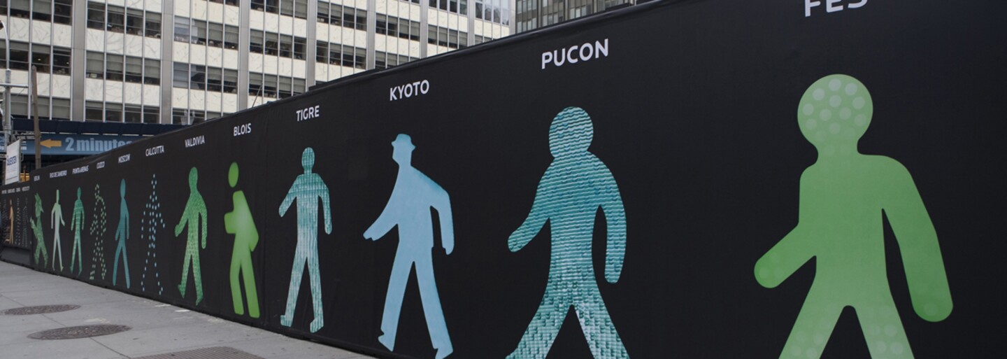 New York zažíva snáď najbizarnejšiu výstavu na svete. Všade naokolo sú len muži v zelenom alebo červenom