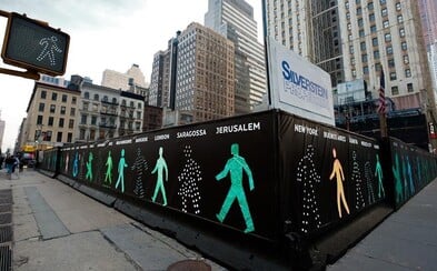 New York zažívá snad nejbizarnější výstavu na světě. Všude kolem jsou jen muži v zeleném nebo červeném New York zažívá snad nejbizarnější výstavu na světě. Všude kolem jsou jen muži v zeleném nebo červeném