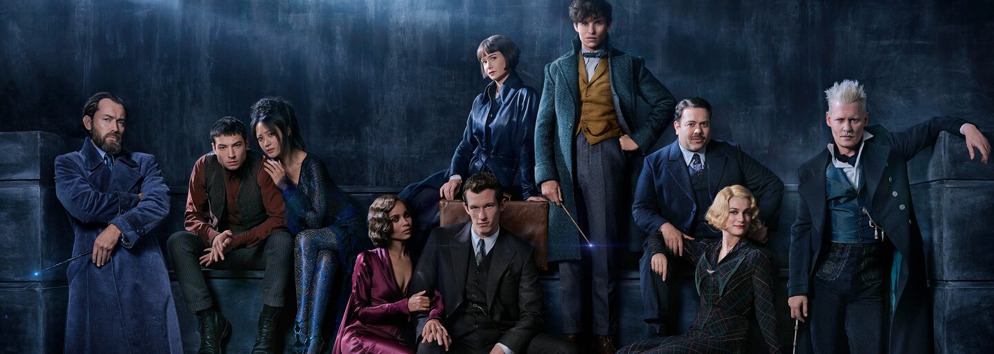 Newt Scamander je späť na čerstvých obrázkoch z pokračovania Fantastických zverov. Zastavil sa aj Jude Law ako mladý Albus Dumbledore