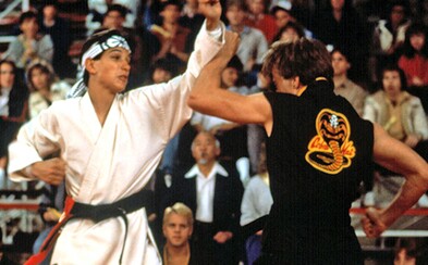 Nezmieriteľní rivali z kultovej klasiky Karate Kid sa stretávajú po 30 rokoch v seriálovom pokračovaní Nezmieriteľní rivali z kultovej klasiky Karate Kid sa stretávajú po 30 rokoch v seriálovom pokračovaní