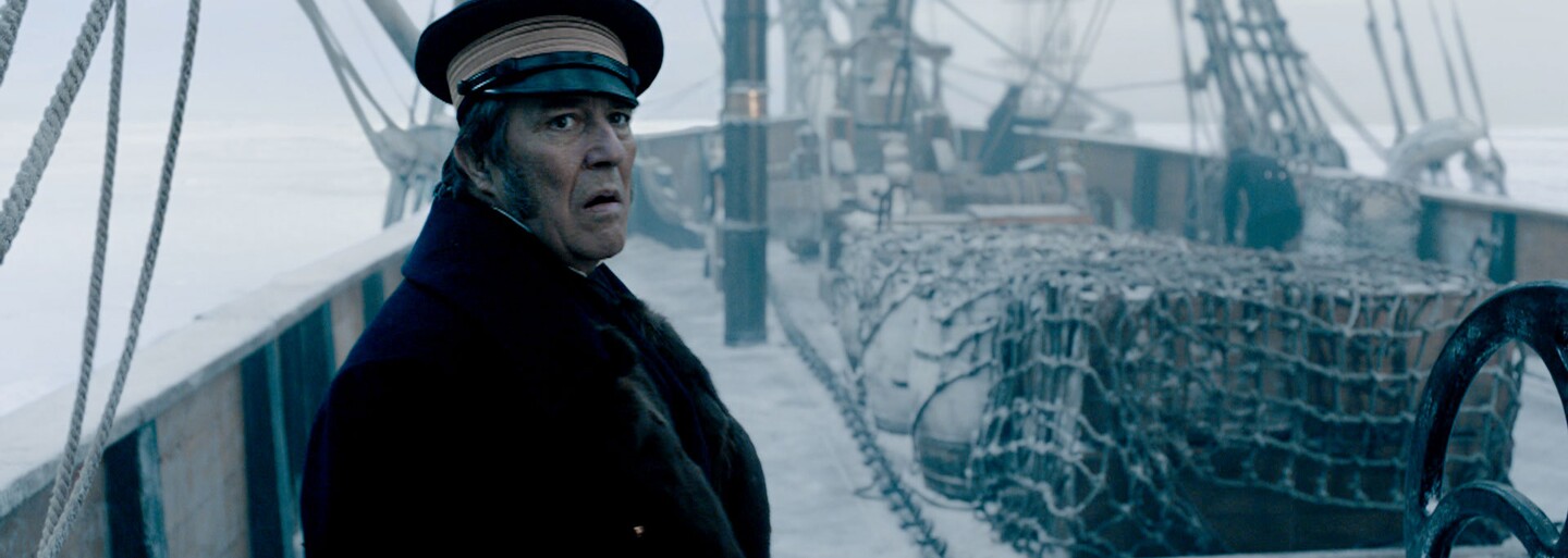 Neznámé zlo pronásleduje námořníky uvízlé uprostřed arktické pustiny v napínavém hororovém seriálu The Terror (Recenze)