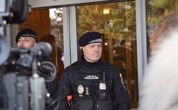 Nezvykle tichá Ostrava. Prosluněné město tiše truchlilo za oběti masakru ve fakultní nemocnici