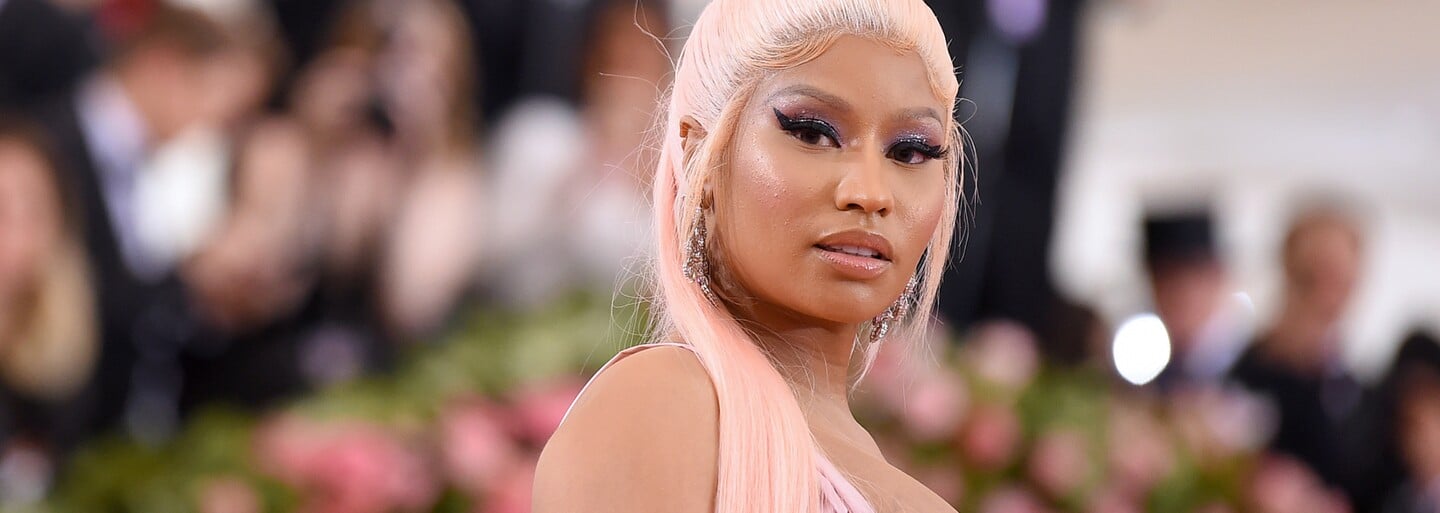 Nicki Minaj se v nejnovějším růžovém videoklipu ohání kuchyňským nožem. Sama se nazývá šílenou