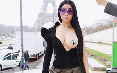 Nicki Minaj ukázala ňadro na pařížském týdnu módy. V odvážném outfitu si zakryla jen bradavku Nicki Minaj ukázala ňadro na pařížském týdnu módy. V odvážném outfitu si zakryla jen bradavku