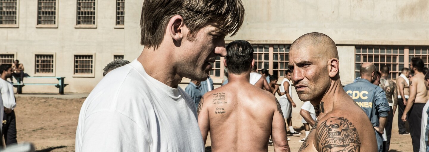 Nicolaj Coster-Waldau ukazuje svoj herecký talent v prekvapivo našľapanej dráme z väzenského prostredia Shot Caller (Tip na film)