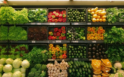 Nie každý zelený produkt v obchode je aj ekologický. Čo znamená trojica známych log z obchodov?
