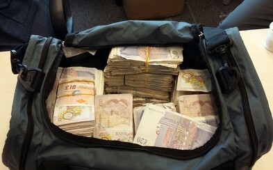 Někdo si v londýnském taxíku zapomněl cestovní tašku s 1 milionem liber v hotovosti. Taxikář zůstal překvapený, když ho přepadli policisté Někdo si v londýnském taxíku zapomněl cestovní tašku s 1 milionem liber v hotovosti. Taxikář zůstal překvapený, když ho přepadli policisté
