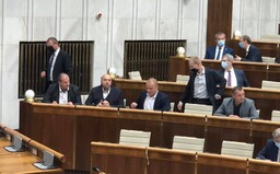 Niektorí poslanci ĽSNS si v parlamente odmietajú nasadiť rúška: „Kto má odvahu, dajte dole rúška!“ vyzývali ďalších