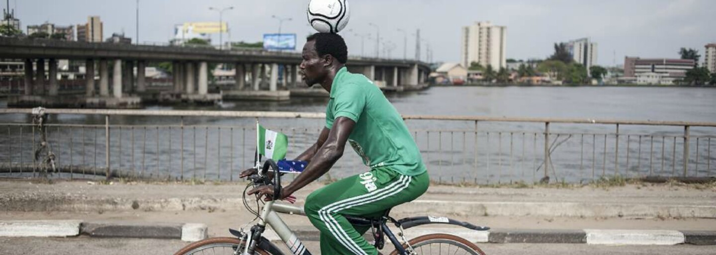 Nigerijec ujel na kole s míčem na hlavě více než 103 kilometrů. Pokusil se tak o zápis do Guinessovy knihy rekordů