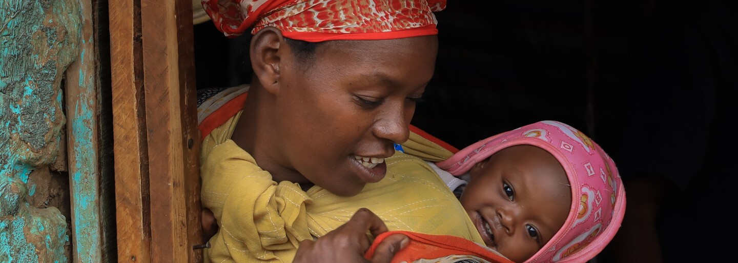 Nigerijský projekt pomáhá dětem narodit se bez viru HIV. Školí porodní asistentky, které pak vzdělávají matky