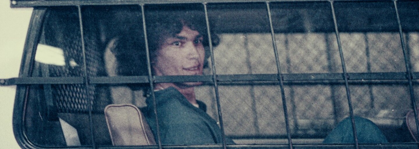 Night Stalker vraždil spiacich mužov a znásilňoval ich ženy. Na stehno starenky nakreslil rúžom pentagram