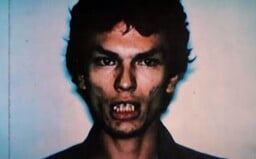 Night Stalker vraždil spiacich mužov a znásilňoval ich ženy. Na stehno starenky nakreslil rúžom pentagram