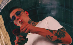 Nik Tendo nosí grillz tak často, že ho z nich bolí zuby. Podívej se na videoklip ke skladbě Bílá & Černá