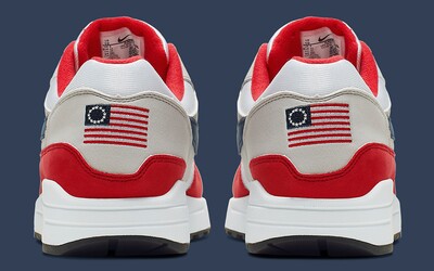 Nike čelí škandálu. Po kritike sťahuje z ponuky tenisky s vlajkou používanou americkými nacistami