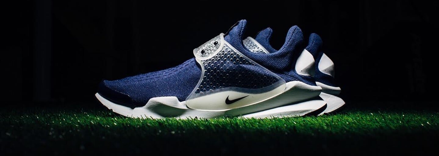 Nike Sock Dart v šedé a modré jako učebnicový příklad jarních tenisek
