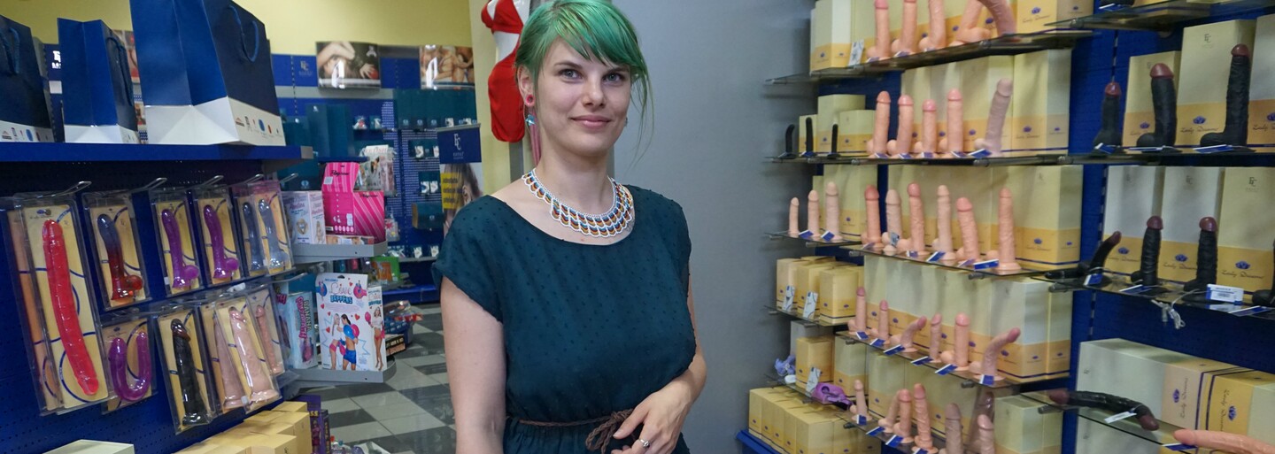 Niki predáva v sexshope: Porno vytvára nereálne predstavy, muži veria aj krémom na zväčšenie prirodzenia a potom sa sťažujú