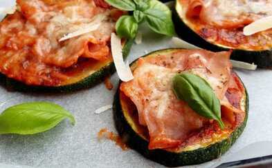 Nízkokalorické cuketové mini-pizze sú skvelé ľahké jedlo ako stvorené na leto (Recept) Nízkokalorické cuketové mini-pizze sú skvelé ľahké jedlo ako stvorené na leto (Recept)