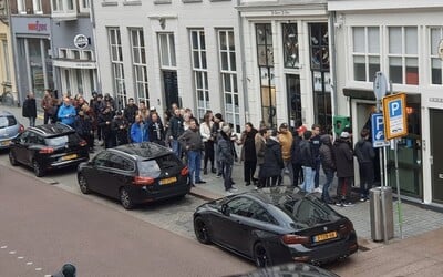 Nizozemsko znovuotevřelo coffee shopy. Lidé čekali dlouhé fronty, aby se předzásobili marihuanou.