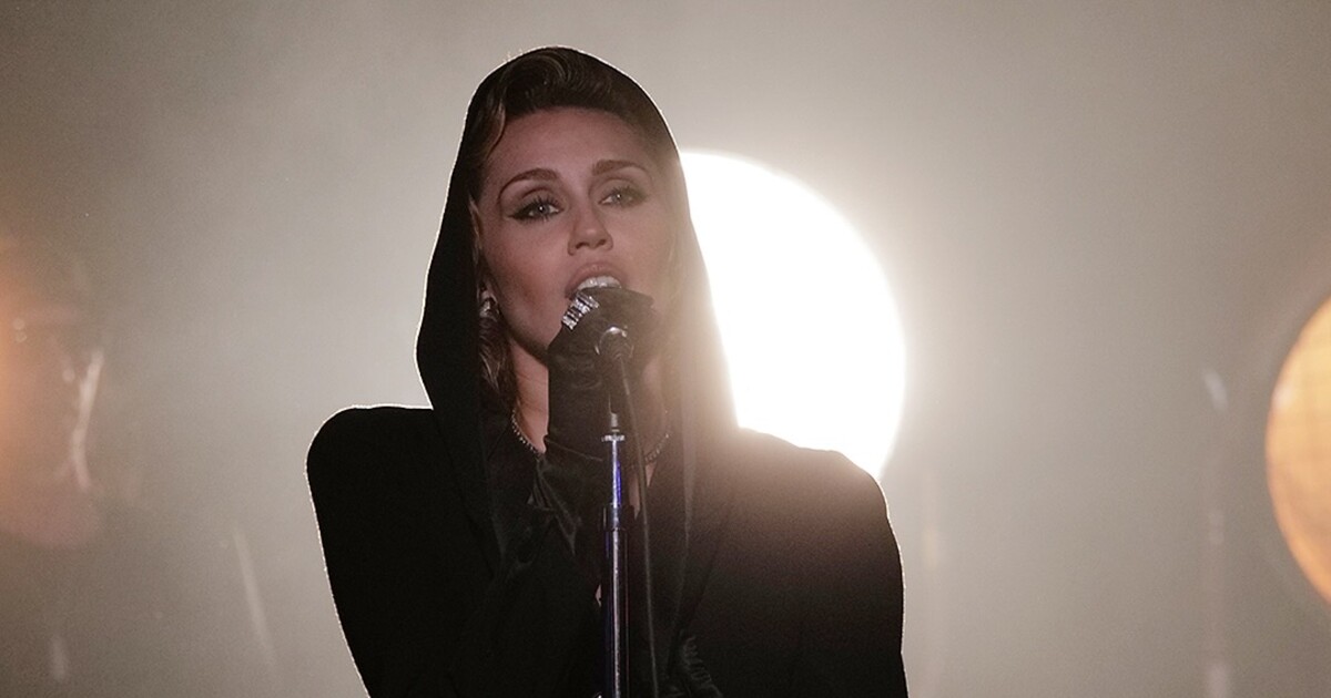 Miley Cyrus se usmířila s otcem. K narozeninám mu věnovala píseň o důvěře