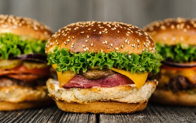 No Meat Burger sľubuje, že dokonale nahrádza chuť skutočného mäsa. Presvedčil nás, aby sme prešli na vegetariánsku stravu?