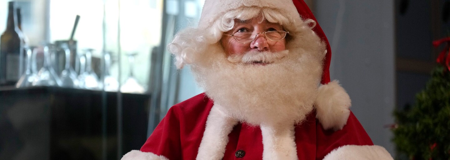 V norské reklamě se Santa Claus líbá s mužem. Slaví obrovský úspěch
