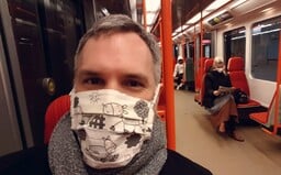 Nosit roušky je cool. Primátor se pochlubil svou se zvířátky, Feri krojovanou, noviny vyhlásily soutěž o tu nejhezčí