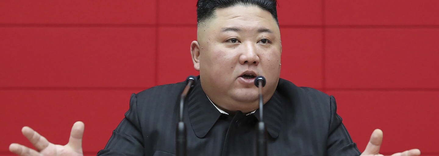 Noste dve rúška, vyzýva ľudí Severná Kórea. Odporúčanie však nedodržiava ani Kim Čong-un