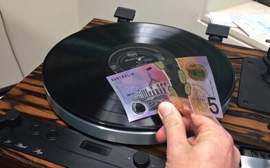 Nová austrálska bankovka sa kamaráti aj s vinylom, vďaka čomu s ňou môžete počúvať muziku Nová austrálska bankovka sa kamaráti aj s vinylom, vďaka čomu s ňou môžete počúvať muziku