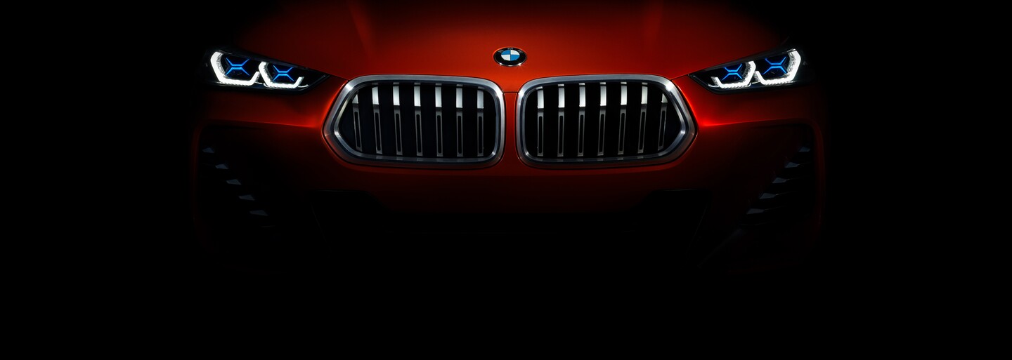 Nová päťka do Paríža neprišla, BMW však púta pozornosť novou X2-kou, ktorá v sériovej podobe dostane okolo 300 koní