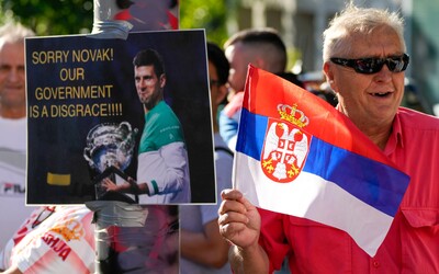 Novak Djoković a jeho tím právnikov si mierne zavarili. Tvrdia, že mal koronou v čase, keď sa dokázateľne veselo stretával s ľuďmi