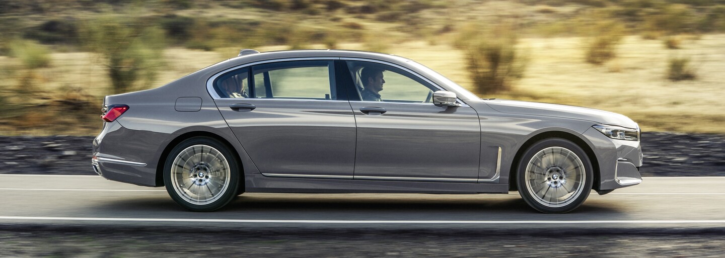 Nové BMW 7 dostalo nielen obrovské obličky, ale opäť aj majestátnu V12-ku